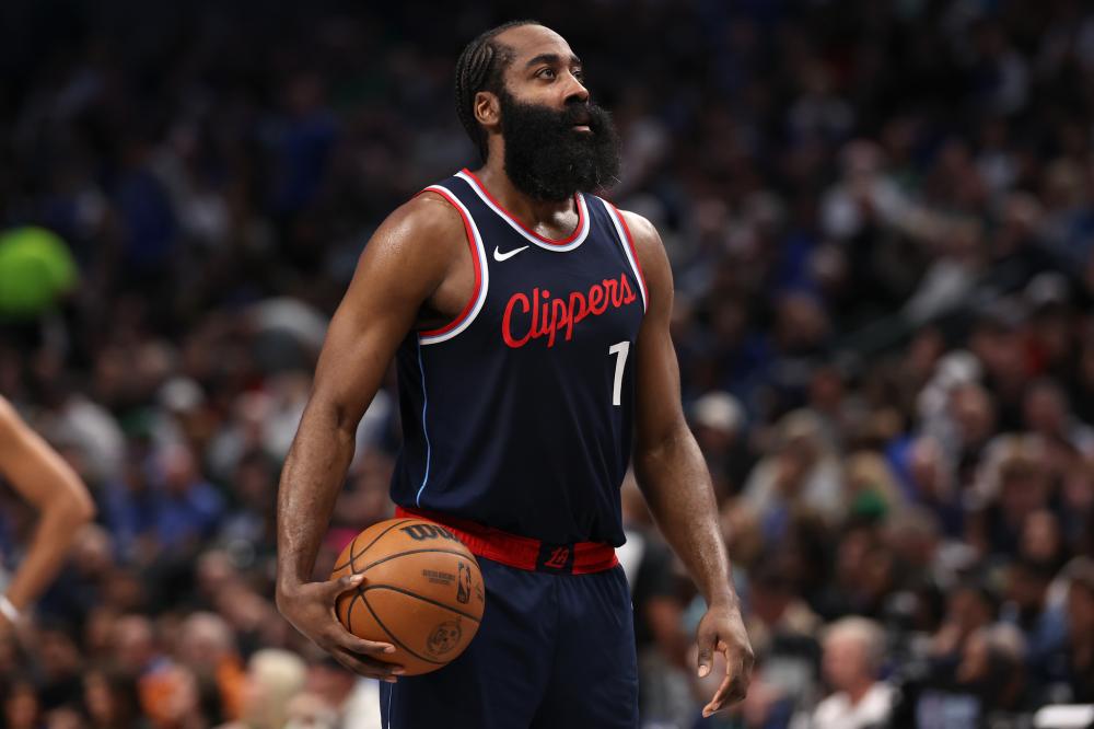 数据帝：詹姆斯22+7+6一成就缔造历史 一人三分11中0复制哈登